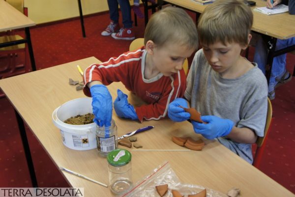 Paweł wizyta 1 Dzieci Pawła Szymańskiego na warsztatach ceramicznych