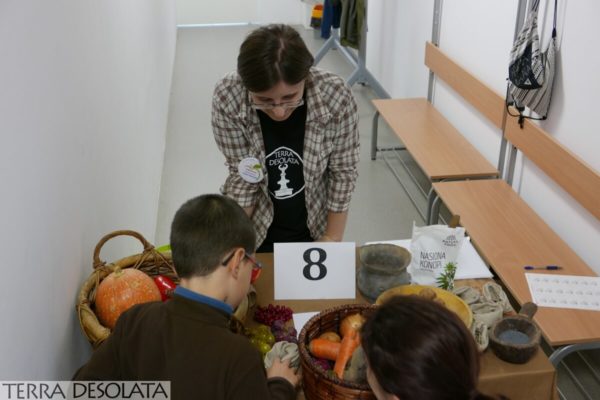 Natalia pokarmy Natalia prezentuje warzywa, owoce i nasiona