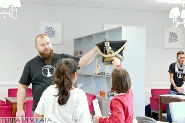 Rafał czapka Rafał prezentuje umundurowanie