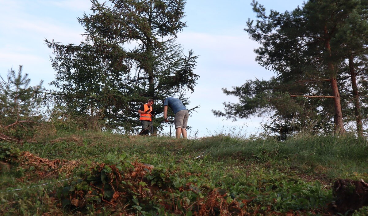 Badacze na stanowisku ustawiają sprzęt do badań nieinwazyjnych