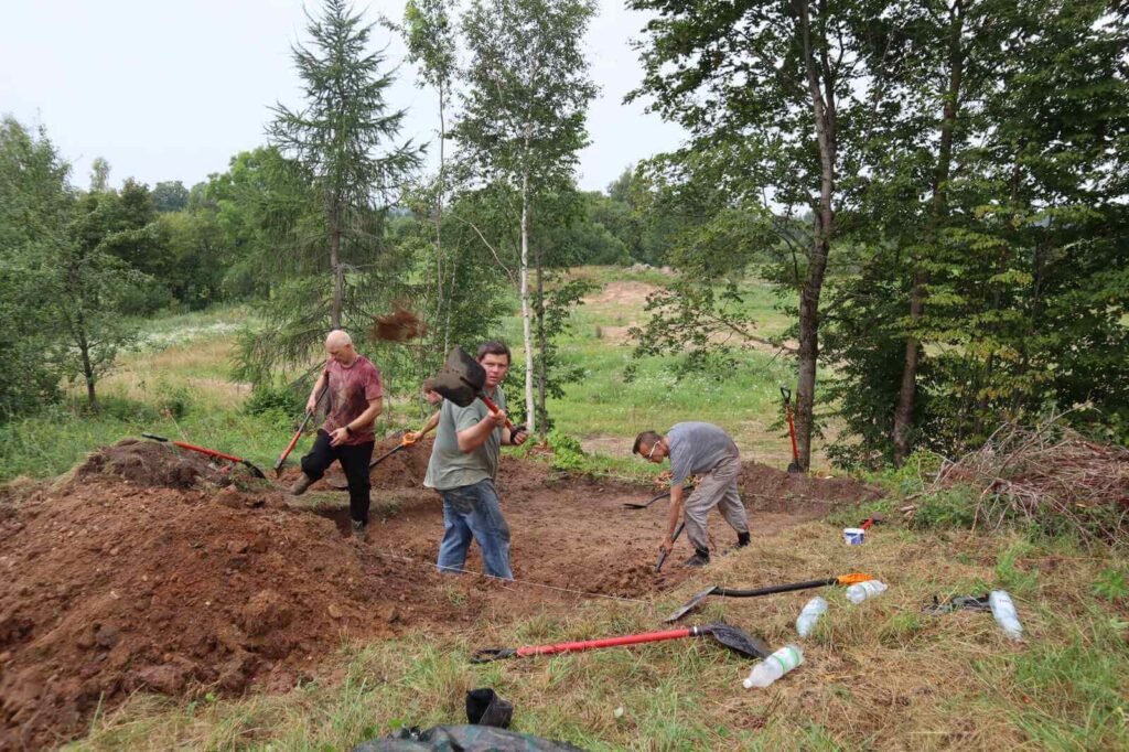 Archeolodzy podczas pracy na wykopie w Dzierwanach