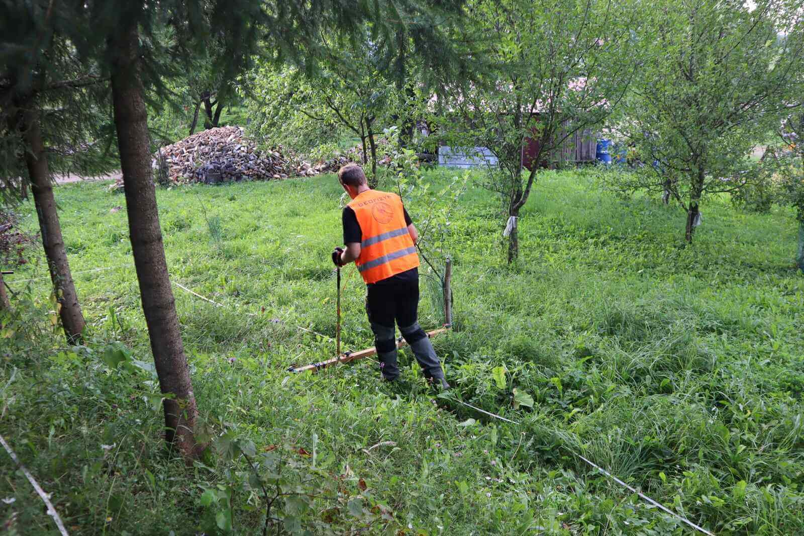 Geofizyk idzie ze sprzętem podczas badań metodą elektrooporową