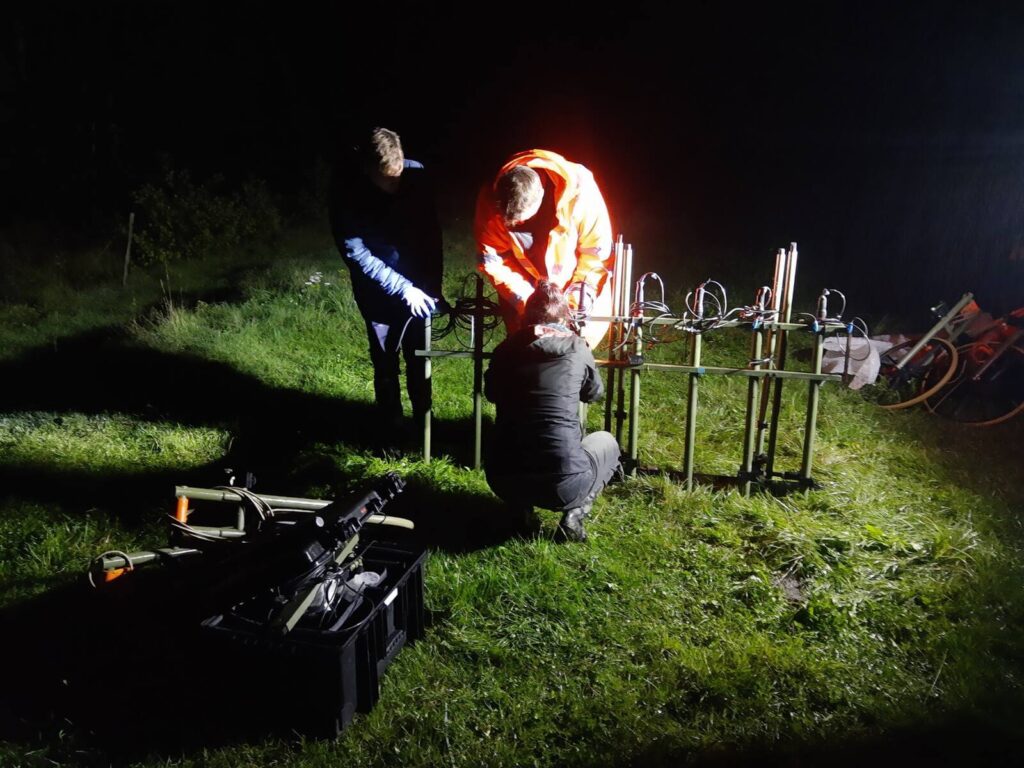 Nocne badania nieinwazyjne w Osowej, badacze ustawiają sprzęt.