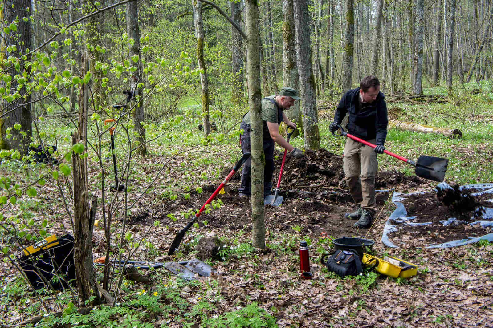 Widok na pracujących chłopaków przy otwieraniu wykopu.