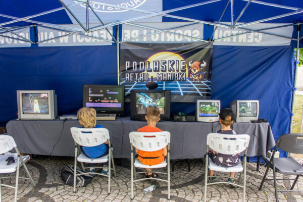 _DSC6370 Dzieci grają w retrogry, czyli na starych konsolach telewizyjnych