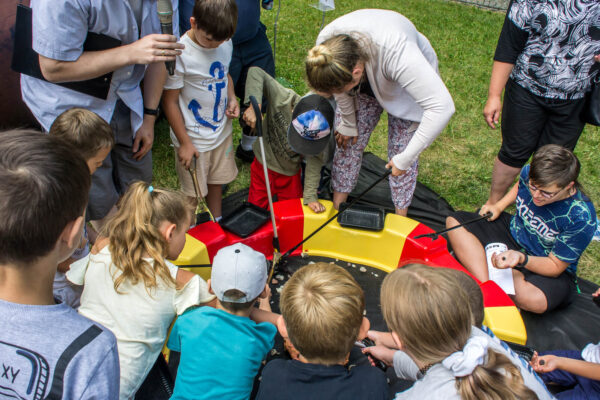 _DSC6502 dzieci łowią chwytakami w specjalnym basenie kamienie udające meteoryty