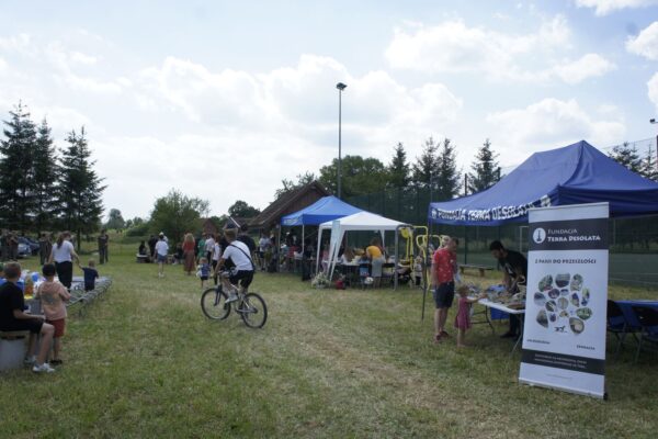 _DSC6578 (1) widok na plac imprezy, z prawej namiot Terra Desolata i edukatora opowiadającego o kościach zwierząt, w tle goście Dni Sokółek