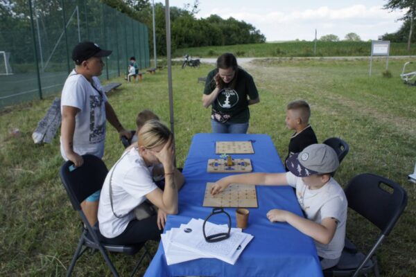 _DSC6598 (1) goście grają w dawne gry planszowe pod okiem edukatorki