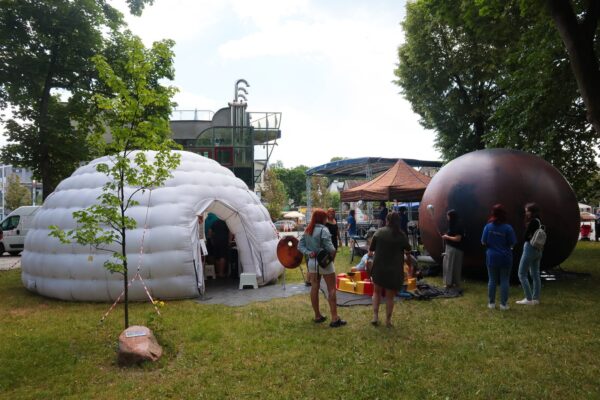 IMG_0597 Widok na stoisko astronomiczne, model Marsa, Stowarzyszenia Polaris