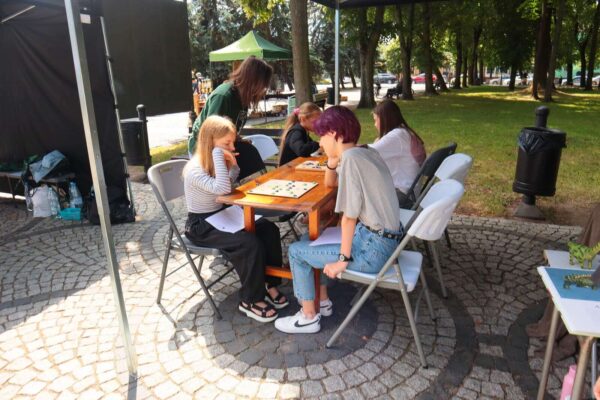 IMG_0600_Easy-Resize.com (1) młodzież gra w historyczne gry planszowe