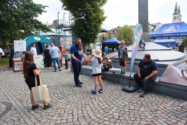 IMG_0605 pokaz uliczny od Heweliusza Nauki, edukator animuje dzieci pod pomnikiem