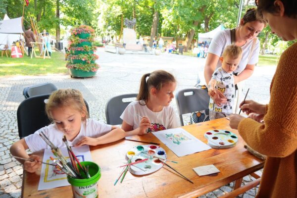 IMG_0644 warsztaty malarskie, dzieci malują po swojemu ozdobny inicjał
