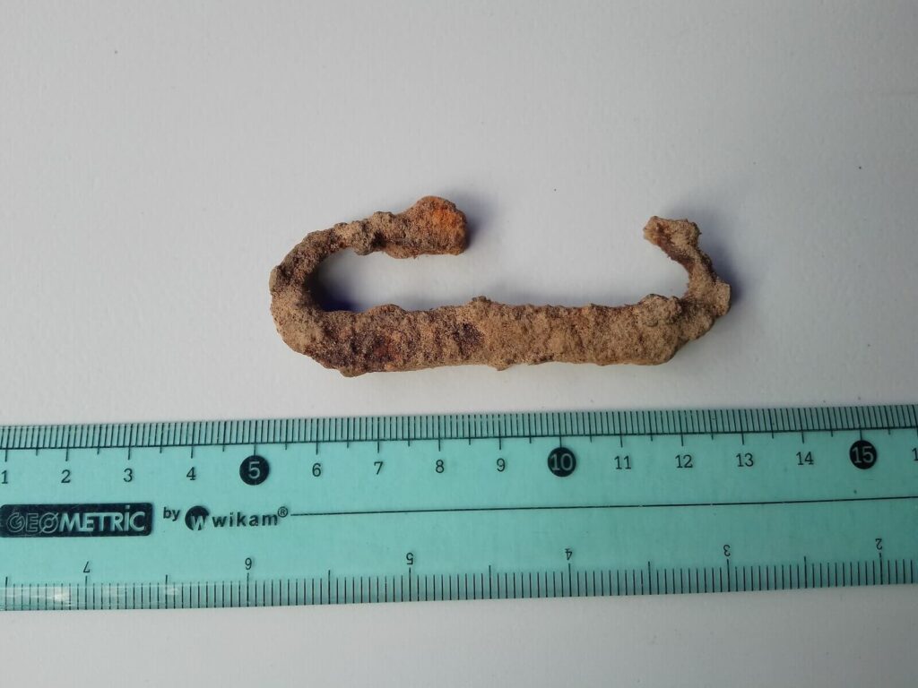 krzesiwo kabłąkowe żelazne i skorodowane sfotografowane z miarką