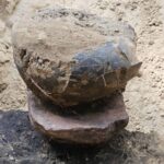 widok na odczyszczona urnę postawioną na płaskim kamieniu