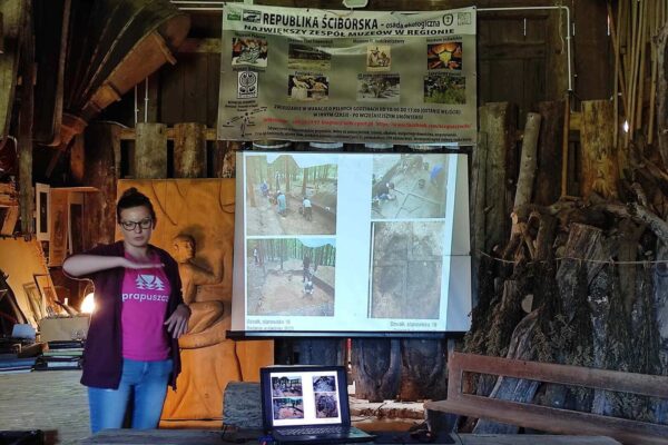 1a_Easy-Resize.com Iwona wygłasza referat