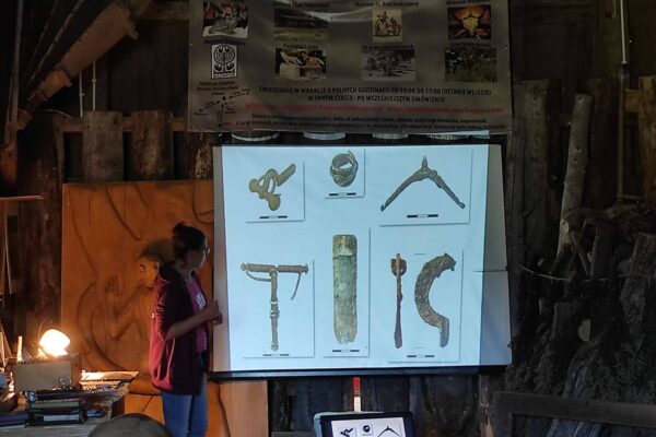 2_Easy-Resize.com Iwona wygłasza referat, widać na prezentacji zapinki