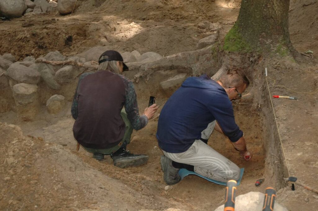 Przemek skanuje widok obiektu, Marcin doczyszcza plan