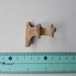 zapinka trójgrzebykowa typu „Babięta” sfotografowane z miarką