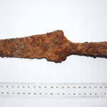 grot włóczni na białym tle z miarką