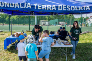 Kamil opowiada dzieciom o kościach zwierząt
