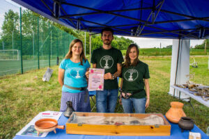 Monika, Kami i Kamila pozują na stoisku z dyplomem