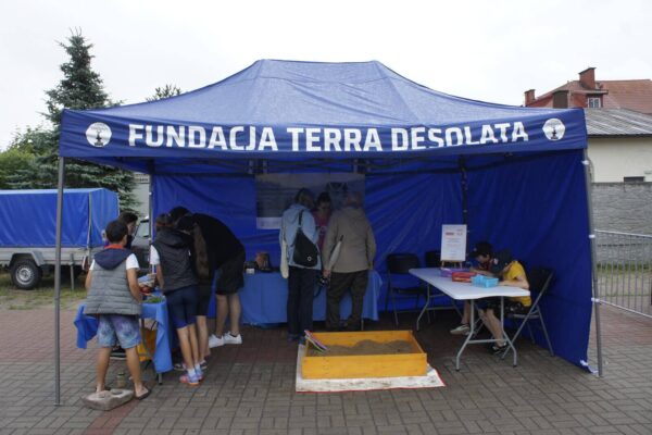 _DSC6790_Easy-Resize.com (1) widok na stoisko Fundacji