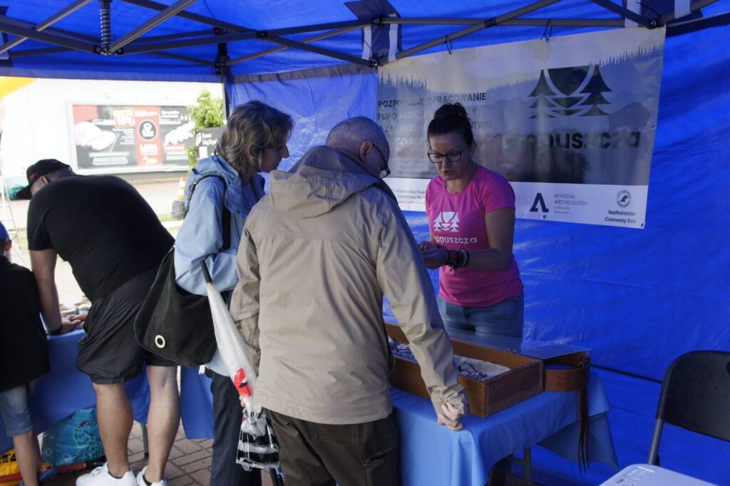 Iwona opowiada o zabytkach gościom Kowaliady