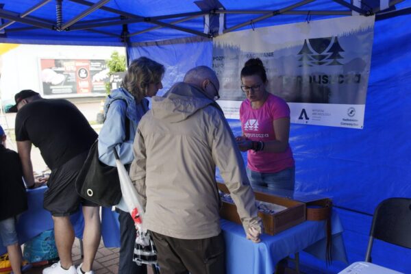 _DSC6796_Easy-Resize.com (1) Iwona opowiada o zabytkach gościom Kowaliady