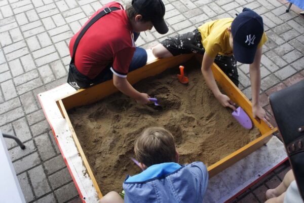 _DSC6806_Easy-Resize.com (1) dzieci szukają zabytków w piaskownicy