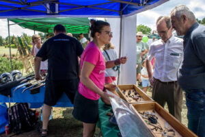 Iwona rozmawia na stoisku z leśnikami
