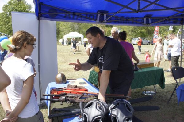 _DSC6925_Easy-Resize.com (1) Edukator opowiada o dawnej broni i fechtunku.