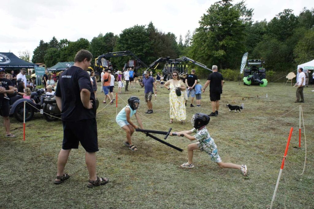 dzieci pod okiem edukatora walczą na gumowe miecze