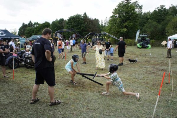 _DSC6927_Easy-Resize.com (1) dzieci pod okiem edukatora walczą na gumowe miecze