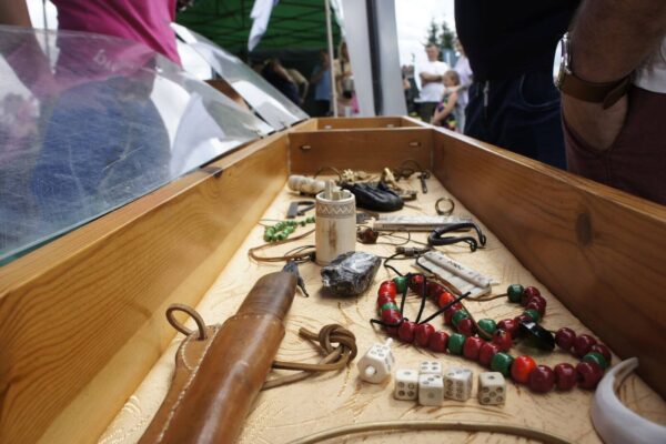 _DSC6940_Easy-Resize.com (1) Zbliżenie na gablotę z replikami zabytków archeologicznych