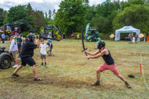 Piotrek walczy na piankowe miecze z dziećmi