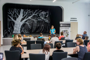 Monika prowadzi warsztaty