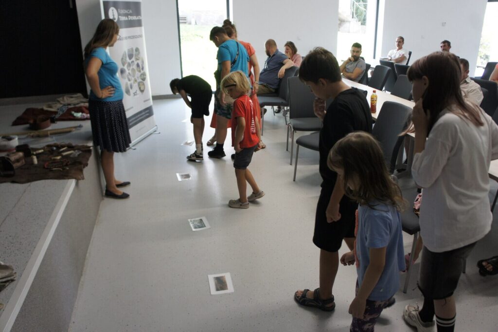 Monika edukuje o pracy archeologów