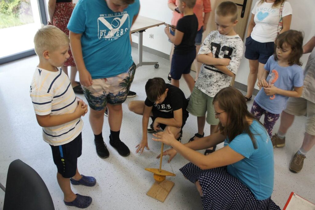 Monika pokazuje jak działa średniowieczna wiertarka