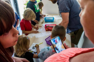 dzieci rysują znaleziska z piaskownicy