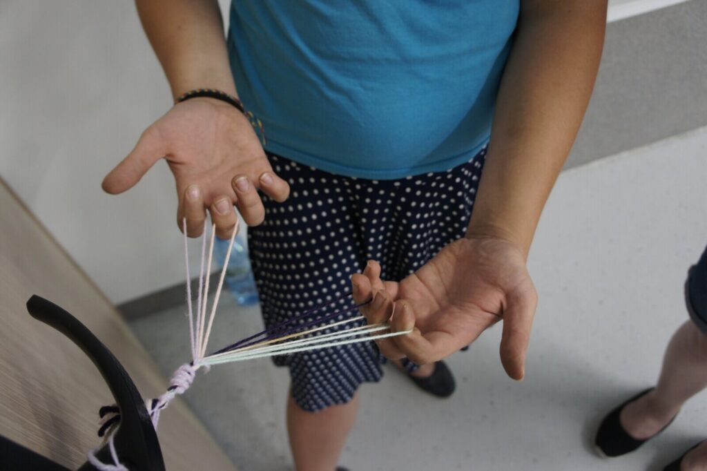 Monika pokazuje jak zrobić bransoletkę