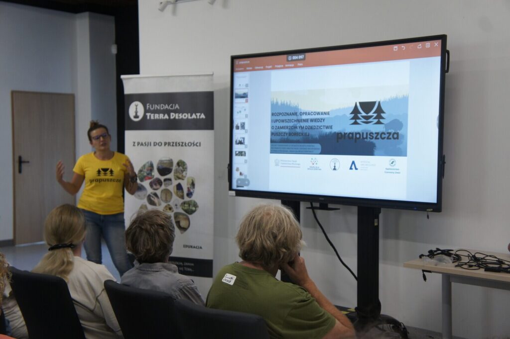 Iwona rozpoczyna prelekcję od plakatu Prapuszczy