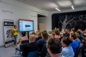 Iwona opowiada o archeologii Puszczy