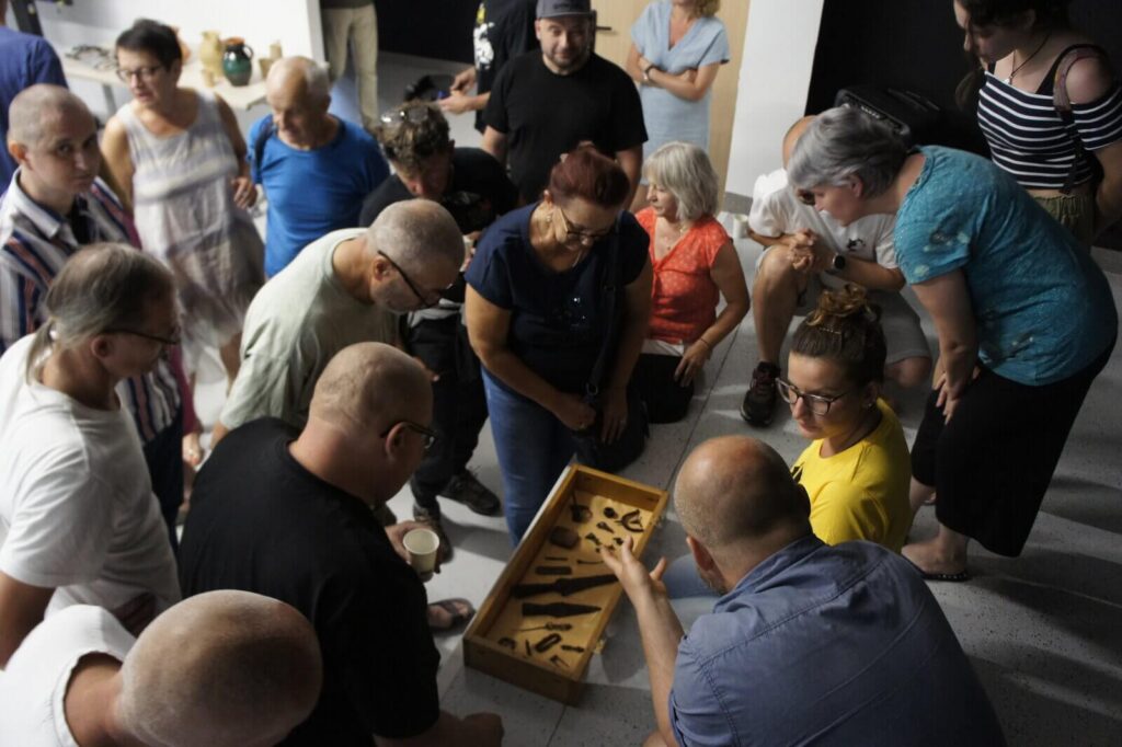 Iwona pokazuje odkryte przez nas zabytki o odpowiada na pytania