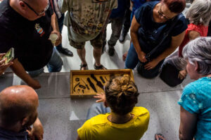 Iwona pokazuje odkryte w Puszczy zabytki