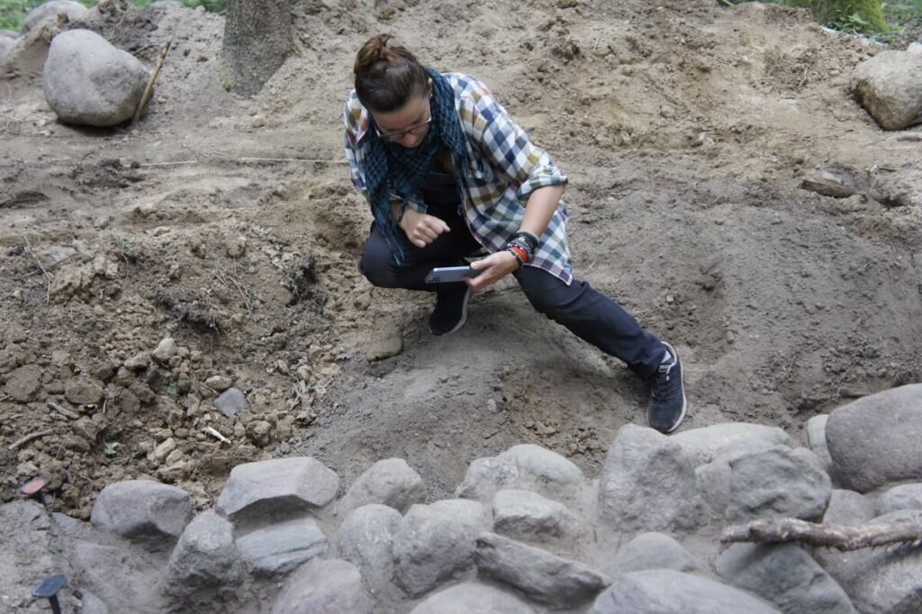 Iwona skanuje profil świadka wykopu