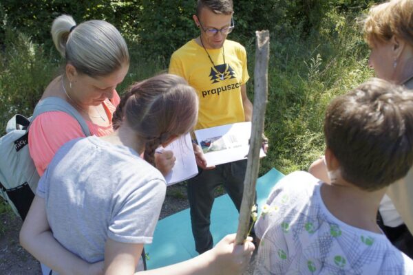 Marcin omawia zadanie na swim stoisku