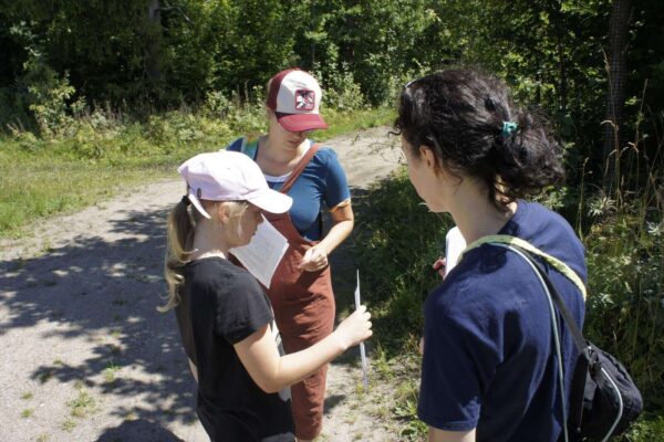 Ada rozdaje karty z labiryntami itp. graczom oczekującym w kolejce do stoiska