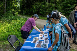 Ania przedstawia swoje zadane czestnikom