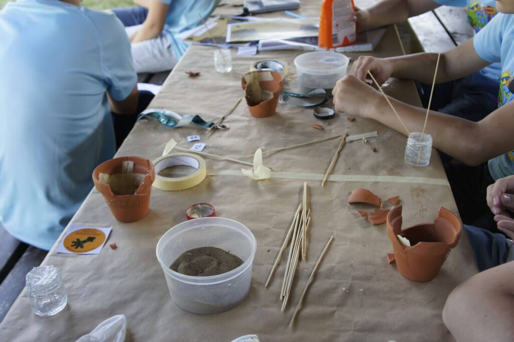 widok na stoik do sklejania ceramiki