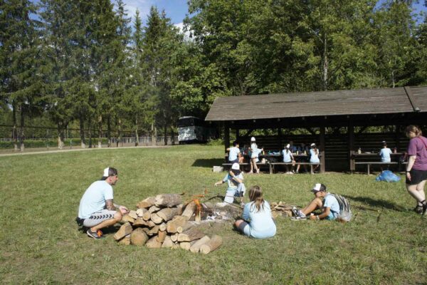 dzieciaki z UKS Rusiec smażą kiełbaski